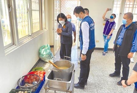 雲林縣長青食堂是目前老人最熱門的去處,縣長張麗善(左一)巡視二崙鄉老人會的供餐設備。(周麗蘭攝)