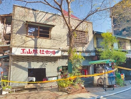 
嘉義市共和路上的玉山旅社及其一旁共7間木造街屋，12日深夜遭祝融。（張亦惠攝）
