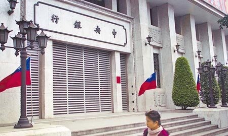 中央銀行業務報告首度提及,這波油價上漲增加通膨率0.5~0.7個百分點、全年GDP則下降0.3~0.4個百分點,對台灣經濟影響相對溫和,貨幣政策仍保有靈活運用的空間,為後續升息「加量加速」埋下伏筆。(本報資料照片)