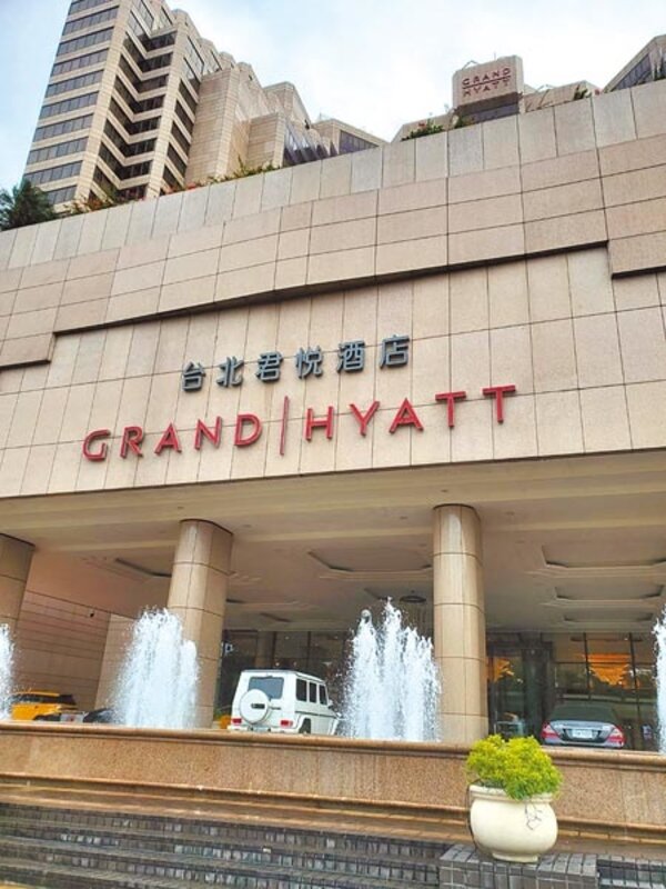 台北君悅酒店暌違2年首度徵才，一口氣開出逾40個職缺，看得出「風向」正在變化，除紓解人力荒，也為後續解封商機預先暖身。（本報資料照片）