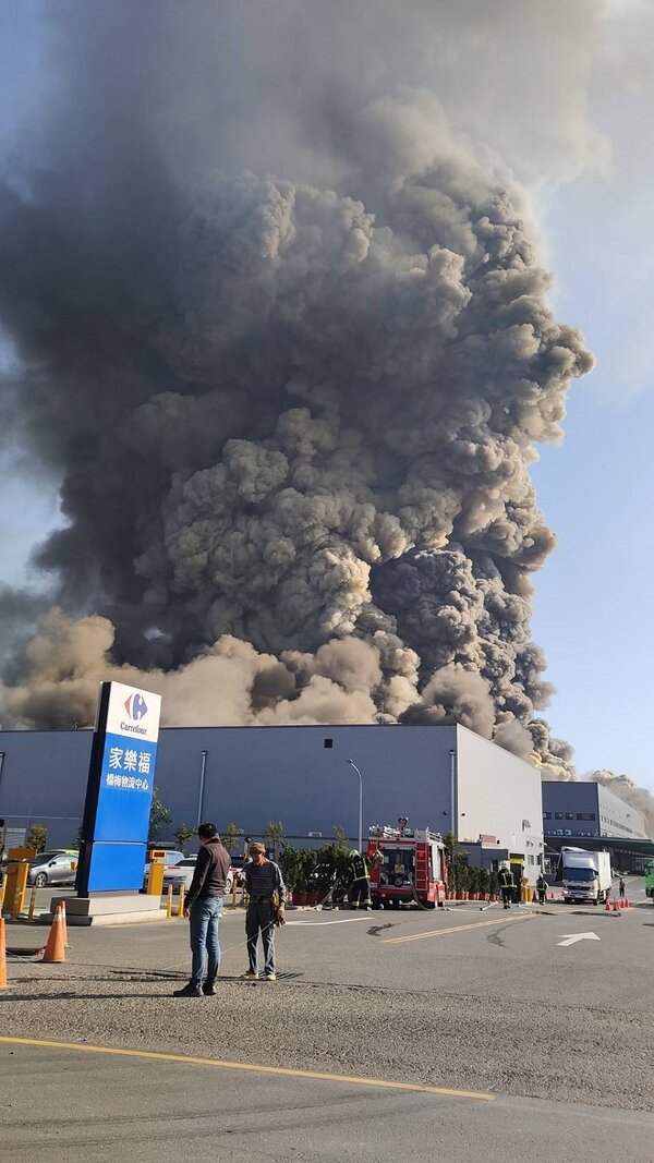 桃園市楊梅區梅獅路家樂福物流中心今早起火，濃煙滾滾。圖／取自社群