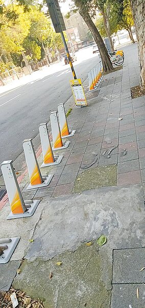 北市議員鍾佩玲質疑交通局塗銷自行車道建置YouBike2.0。圖/鍾佩玲辦公室提供