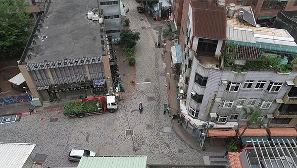 新北市鶯歌陶瓷老街現有路面破損不堪，市府將在鶯歌國小緊鄰道路改鋪瀝青防滑，並以人行道串聯，保持老街特色。圖／新北工務局提供