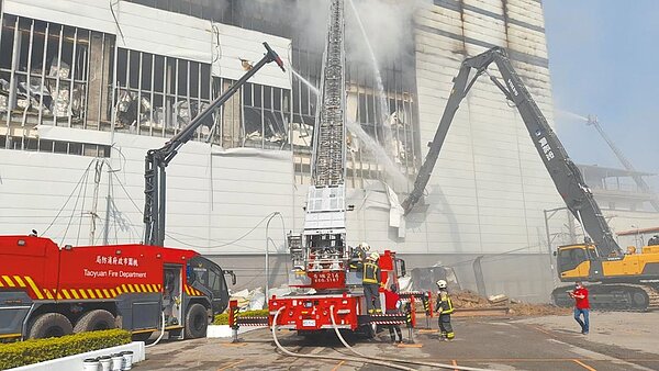 美福倉儲10日晚間火警後持續悶燒逾3天,業者調來「大鋼牙」馳援。圖/消防局提供
