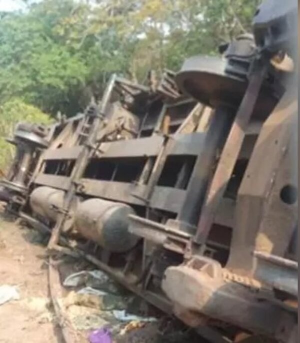 剛果民主共和國當地時間10日一列貨軍列車出軌，至少造成61人喪生，包括男女老幼，另有52人受傷。圖／取自社群媒體