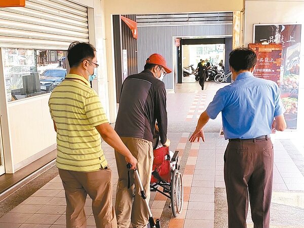 竹縣騎樓整平有成，但仍有輪椅族指機車違停問題多。圖／記者巫鴻瑋翻攝