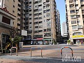 救護車被擋...台中社區入口設柵欄上鎖惹議　管委會：將開會討論