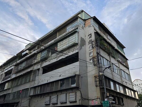 高雄最大海砂屋仁愛河濱商城因梁柱、樓板鋼筋銹蝕嚴重,耐震力不足,經三大技師公會鑑定為危樓,於2022年3月8日拆完。圖/高雄市政府提供