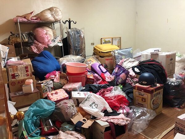 原PO看到阿嬤習慣囤積雜物的行為,相當苦惱。圖/翻攝自Dcard