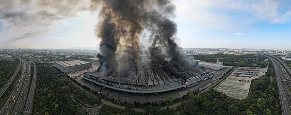 桃園市楊梅區幼獅工業區梅獅路的家樂福楊梅物流中心上午突然發生火警，現場火勢相當猛烈，濃煙直竄天際，許多民眾在國道上大約2、3公里都可以看到大量濃煙，從空中俯瞰畫面十分驚人。圖／讀者「做自己」提供