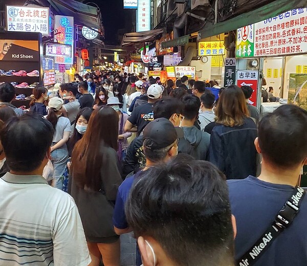 在一系列的行銷活動下，士林夜市的人潮再度出現。圖／台北市政府提供