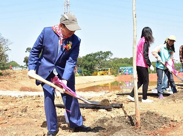 垃圾地變公園,楊文科帶頭揪縣民植樹。圖/新竹縣農業處提供