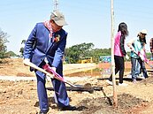 垃圾地變公園　楊文科帶頭揪縣民植樹