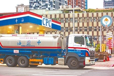 國際油價飆漲,中油為穩固民生物價,自行吸收漲幅。(鄧博仁攝)