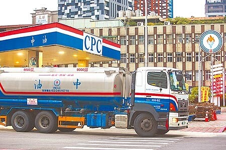 國際油價飆漲,中油為穩固民生物價,自行吸收漲幅。(鄧博仁攝)