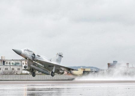 1架幻象2000單座戰機14日執行戰備演訓任務時,在台東外海失聯,中校飛官黃重凱跳傘獲救。圖為幻象2000戰機(本報資料照片)。