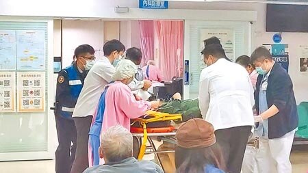 1架幻象戰機14日上午墜落台東外海,飛行員黃重凱中校跳傘逃生獲救,後送台東馬偕醫院就醫。(蔡旻妤攝)