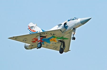 空軍幻象戰機14日上午在台東發生事故,無獨有偶,台南空軍基地1架IDF戰機中午也傳出降落時,機腹兩側輪胎胎壓不足,導致「癟氣」卡在跑道的意外事件。圖為編號2017的幻象2000彩繪機在空軍花蓮基地106年營區開放活動預校中表演。(本報資料照片)