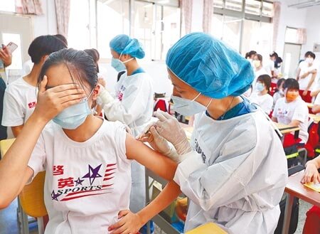 
青少年何時打第3劑疫苗？衛福部長陳時中14日表示，仍要等專家會議決定。若通過，最快4月初接種。（本報資料照片）
