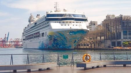 星夢郵輪「探索夢號」母公司傳因疫情出現財務危機,郵輪原預計昨晚駛離基隆港,但被爆欠債,航港局要求暫緩出港。(陳彩玲攝)