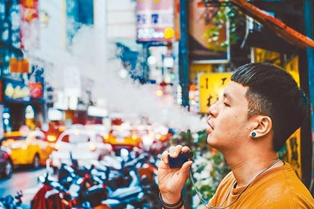 台北市去年通過《新興菸品管理自治條例》，經行政院核定，預計在3月下旬公布施行。（本報資料照片）（吸菸有害健康）