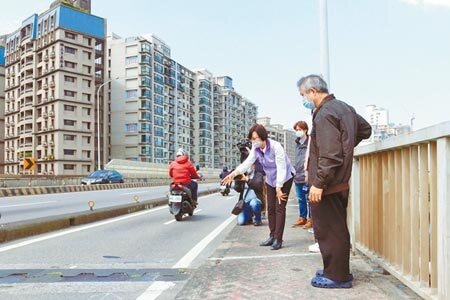 重陽橋因「伸縮縫」旁止滑材料磨損,有騎士行經時不幸打滑昏迷住院,工務局表示,每個月都會委託廠商針對新北54座交通橋梁巡檢。(戴上容攝)