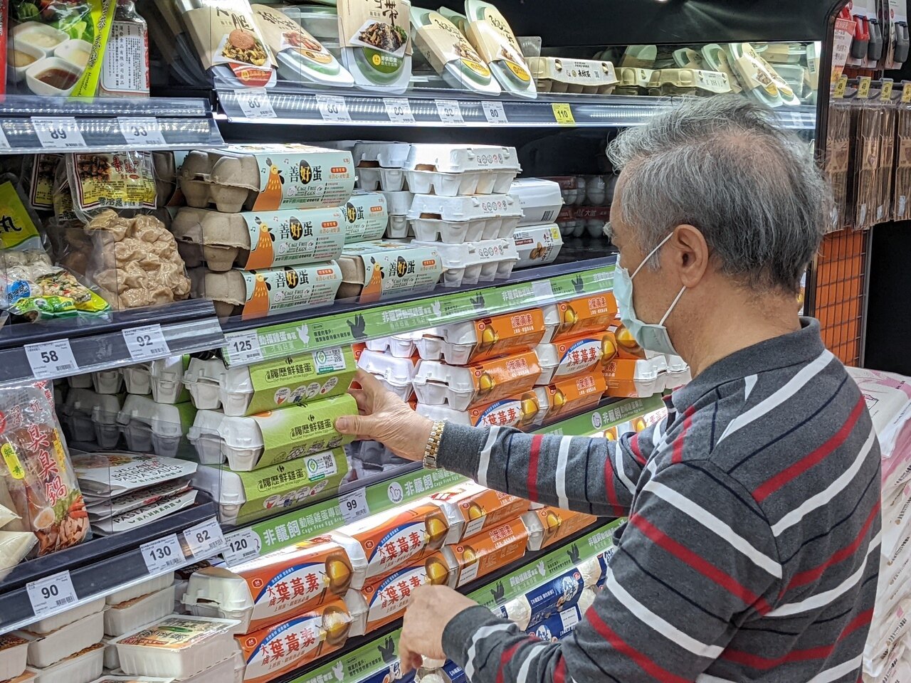 取消3元飼料補助 農委會補貼蛋農飼料費三元的措施到今天為止,蛋價同步再調漲二元。記者葉信菉/攝影