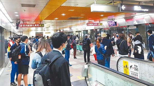 高捷14日上午因號誌異常停駛20分,讓不少趕著上學上班的學生和通勤族在捷運站內排隊枯等,不少人邊等邊滑手機打發時間。圖/翻攝照片
