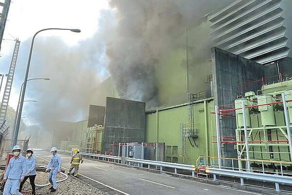 民營的新桃電廠一個發電機組發生氫氣爆炸火警,消防人員進行灌救。圖/新竹縣消防局提供