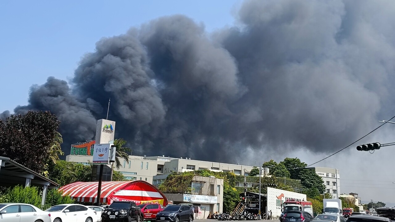 宏遠興業大火引發空汙，台南市政府環保局將依違反空汙法告發。記者謝進盛／攝影 