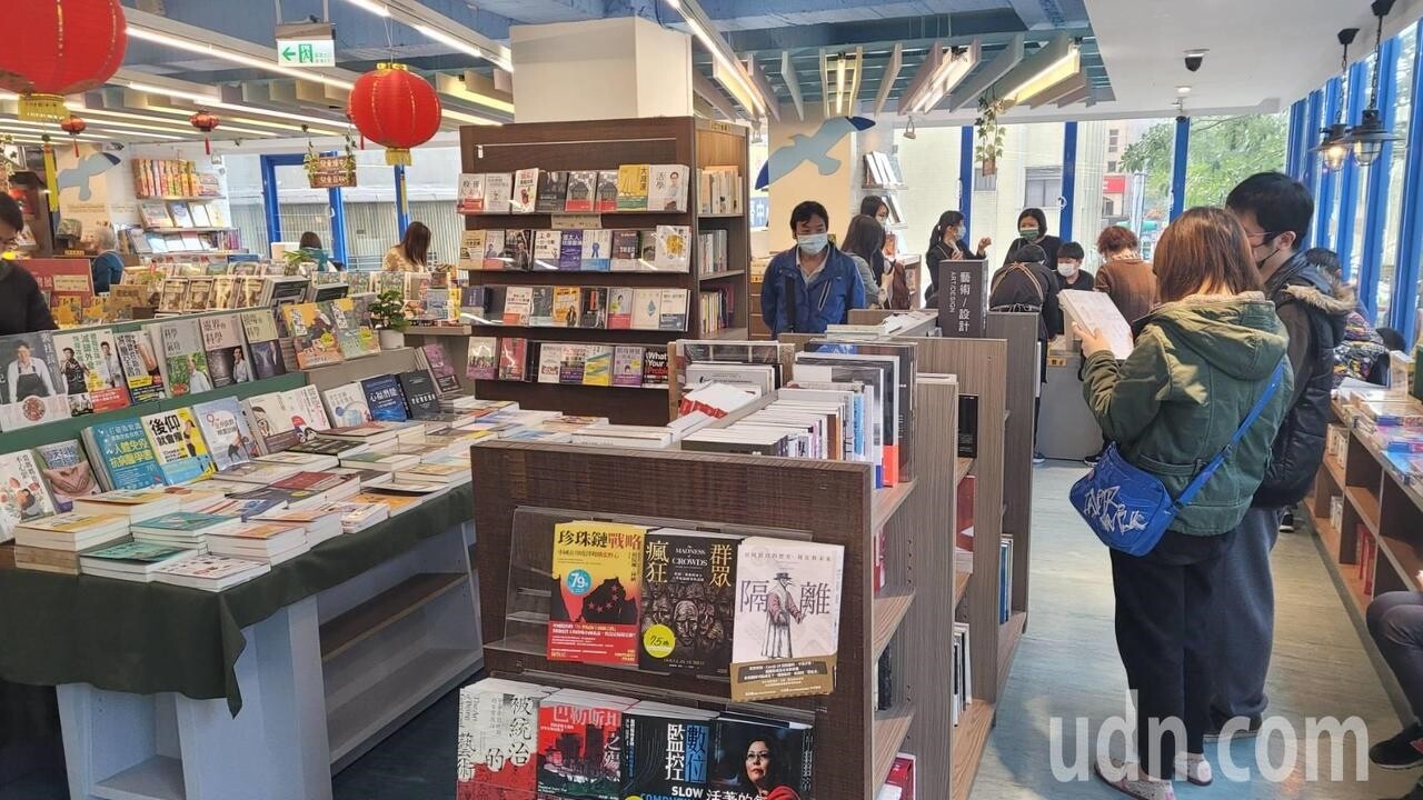 基隆最後1間連鎖書局關門，何嘉仁書店最後日湧人潮。記者游明煌／攝影 