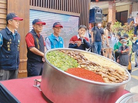 奮起湖大飯店製作巨型鐵路便當,可以供350人食用,堪稱是全台最大鐵路便當。(張亦惠攝)