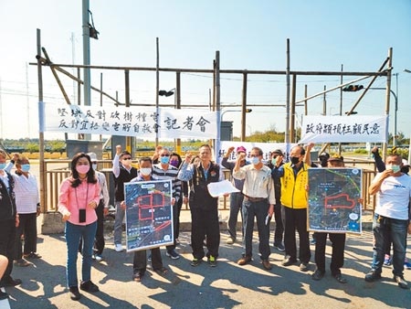 
雲林縣口湖鄉林地規畫為太陽能發電場，民眾掛白布條抗議。（張朝欣攝）
