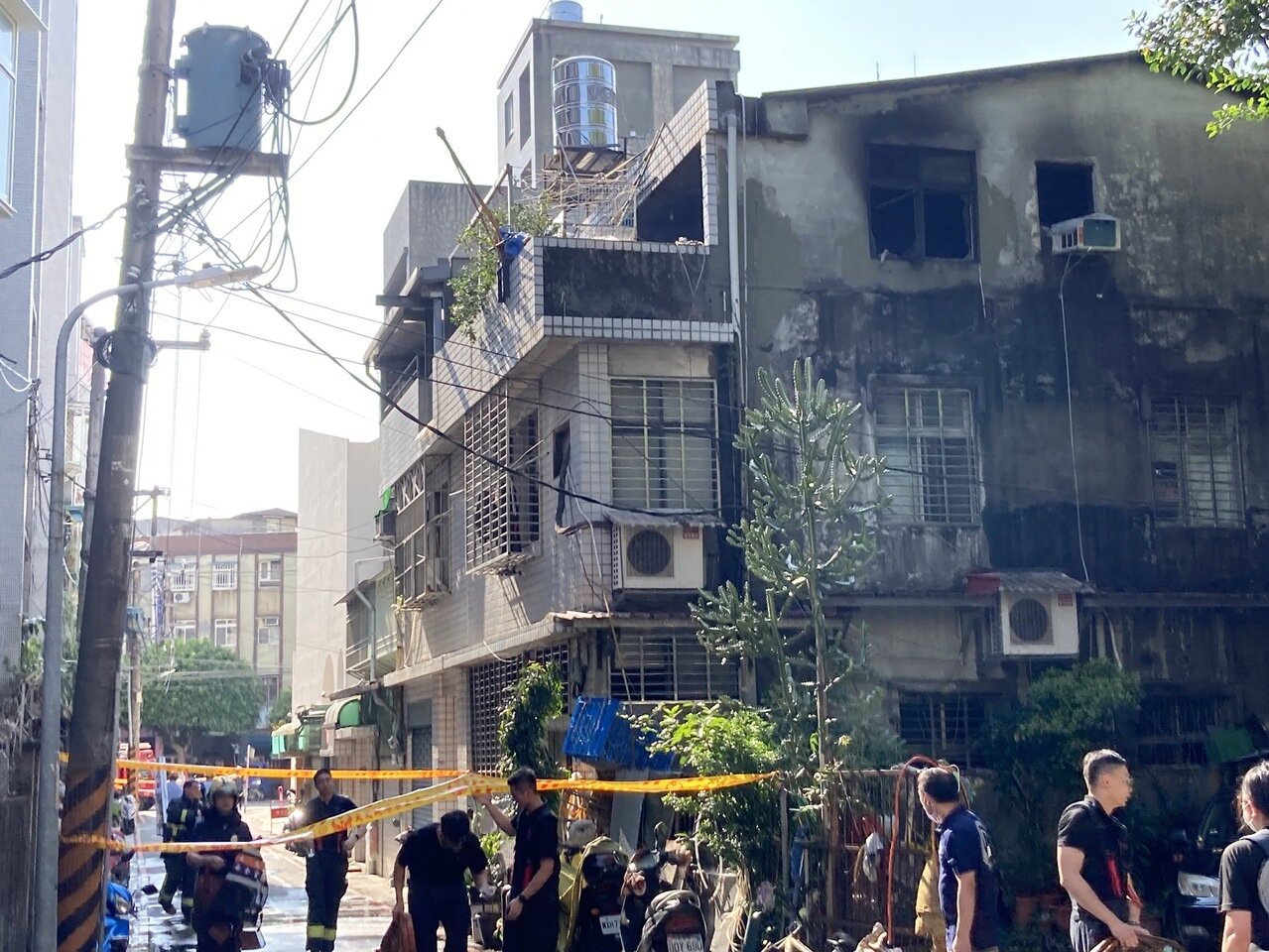 新北市永和區今天下午發生住宅火警,濃濃黑煙不斷竄出,房屋3樓全被燒黑。記者翁至成/攝影