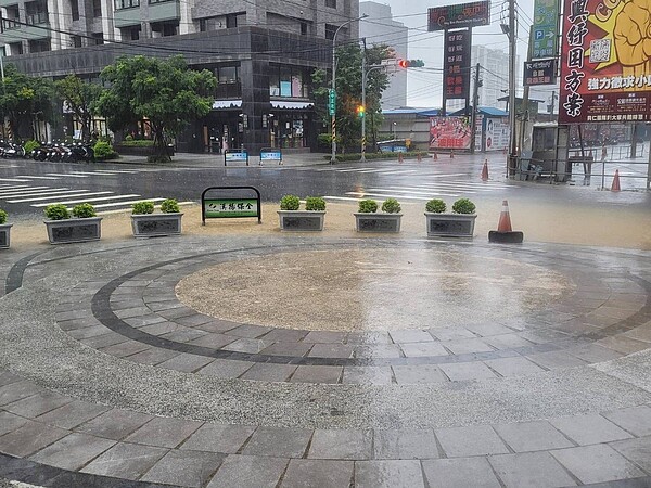 桃園市八德擴大重劃區以前遇強降雨常淹水，水務局爭取中央經費修建新水路，將水引到茄苳溪排放。圖／水務局提供