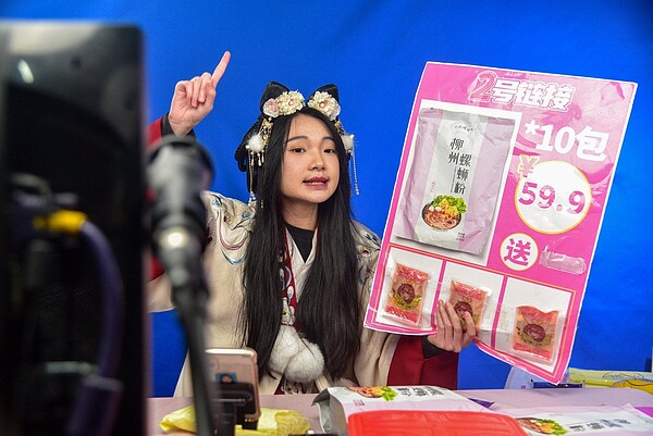 廣西柳州市地王大廈的一家經營螺螄粉的企業內,一位直播主播正在進行下單倒計時。圖/中新社