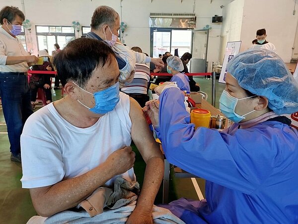 中市3月17日再開47處快打站,長者接種現領500元禮券。圖/中市府提供