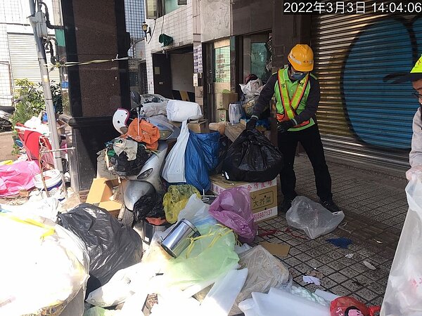 黃金店面騎樓雜物囤積，中市環保局開罰並加強清除。圖／台中市府提供