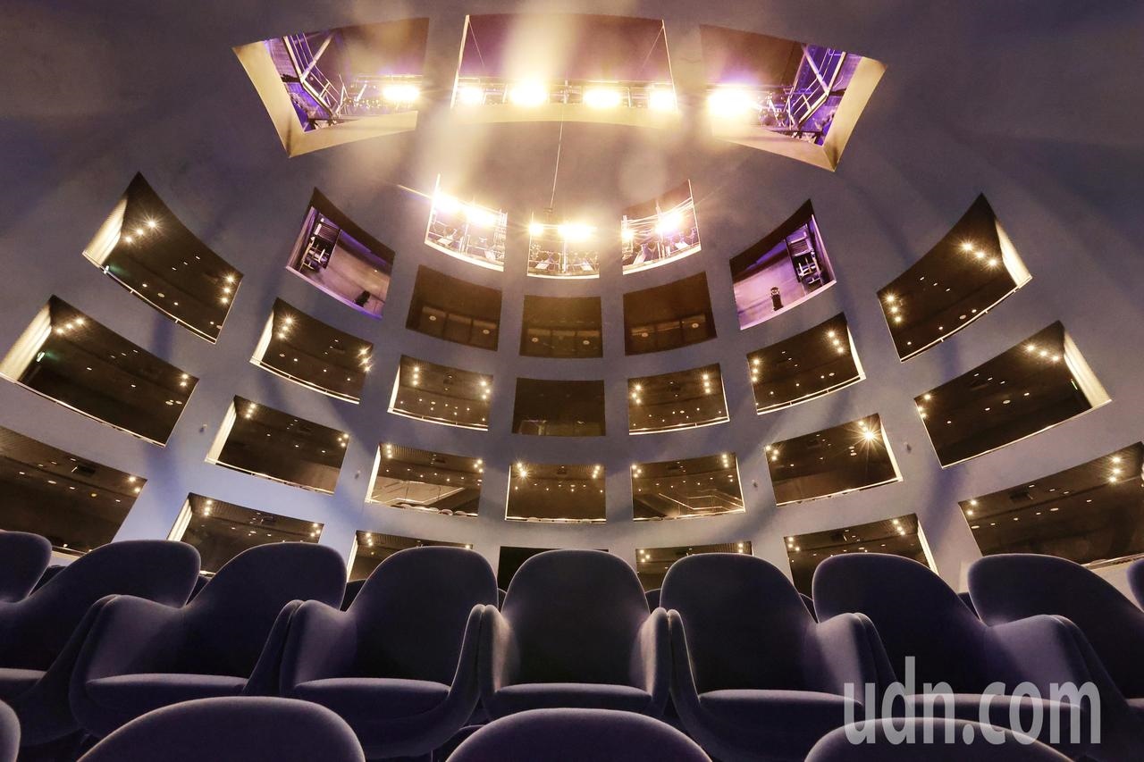 台北表演藝術中心以「球劇場」最為人好奇，內部球狀設計加強觀眾臨場感，蛋形座椅也與建築結構呼應。記者曾原信／攝影 