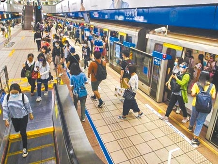 
台北捷運系統近期連連出包，光是3月就發生5次系統異常，但北捷董座李文宗至今神隱，藍綠齊轟管理階層失職，要求下台。（本報資料照片）
