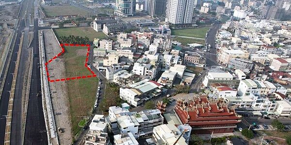 高雄大學生活圈的1345.50坪「住四」土地(紅色範圍),16日由茂德建設集團以總底價8.88億元,每坪66.07萬元標得,再創區域次高價。圖/高雄地政局提供