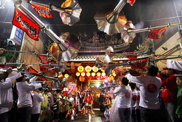 青山宮表示會全力配合市府政策，但減香減金政策需時間逐步推動，也會持續與附近民眾溝通。圖／聯合報系資料照