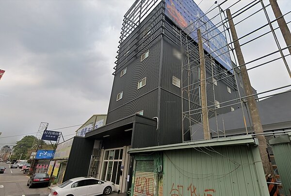 位在大雅的一棟建築物領有使用執照面積僅1層,卻增建達5層樓,且大量隔間出租套房使用。圖/取自Google maps