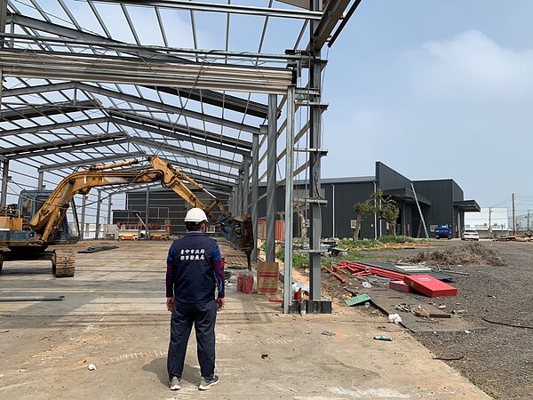 位在清水區神清路的農地違建正在自拆中。圖/台中市政府提供