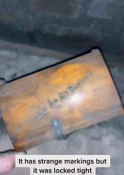 男在牆後發現刻有「別開」的神秘上鎖木盒。圖/取自tiktok