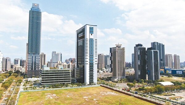 財政部長蘇建榮今(17)日於立法院財政委員會表示,六都及新竹縣、市上修囤房稅率後,預期可能會帶動數十億元房屋稅收。圖/聯合報系資料照