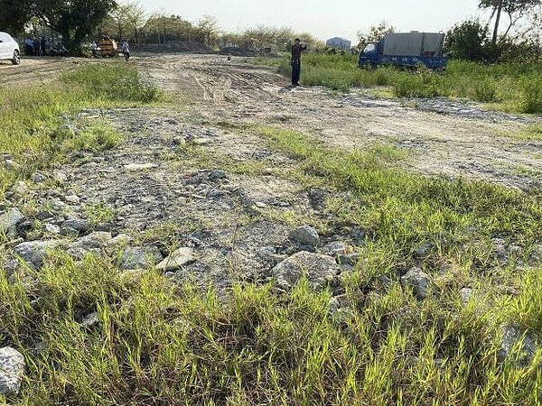 歸仁區農地遭非法傾倒營建剩餘土石方。圖/農業局、地政局聯合提供