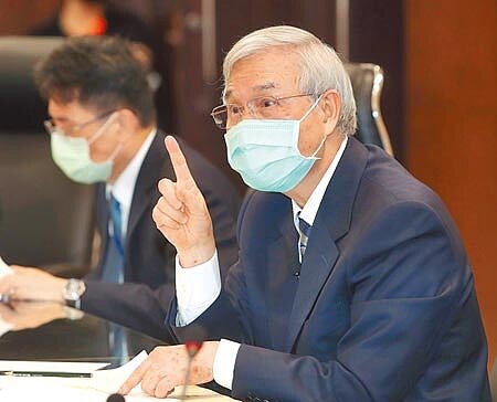 央行總裁楊金龍17日在央行理監事會後,出面說明在美國聯準會決定升息一碼後,台灣央行將跟進,升息一碼。(鄭任南攝)