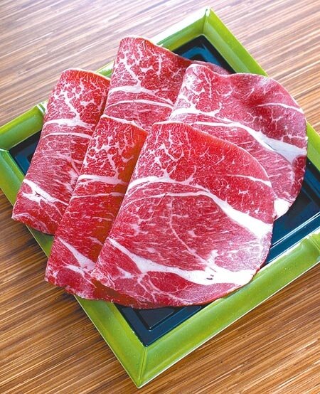 許多饕客熱愛的雪花牛、霜降牛,為讓外表保持美觀,都會被注入油脂形成油脂天然均勻分布狀。食藥署昨天公告,7月1日起這類肉品應於外包裝清楚標示「注脂」,並加註「僅供熟食」、「熟食供應」等警語,未標示者最高可依食安法開罰300萬元。圖為霜降牛。(本報資料照片)