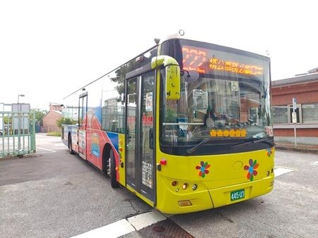 新冠肺炎疫情衝擊公車運量,許多司機薪資減少紛紛轉職,導致公車出現嚴重脫班,去年有418件,有業者被開罰最高單次1.2萬元,甚至有業者挨罰數十萬元。(黃婉婷攝)